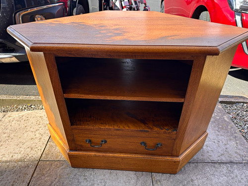 Hexagonal wooden corner - corner, tv